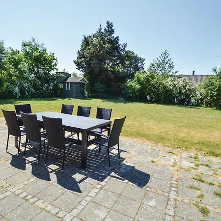 Three-bedroom Holiday In * Bogø By